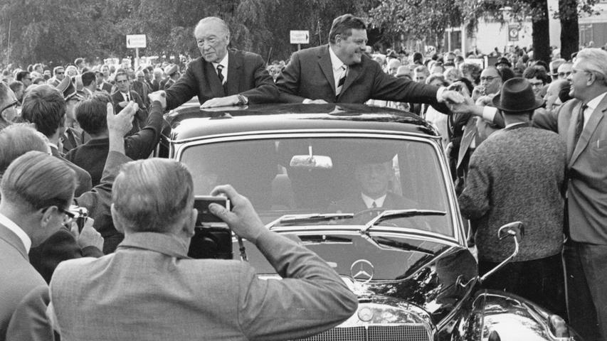 Sein letzter Wahlkampftermin in Nürnberg: 1965 machte Adenauer mit 89 Jahren abermals in der Noris Station und fuhr mit CSU-Chef Franz-Josef Strauß vom Flughafen in die Innenstadt. Dort hielt er die einzige Wahlrede auf bayerischem Boden und wurde stürmisch gefeiert. Tausende säumten die Straßen. 