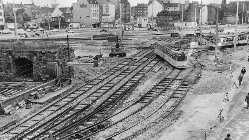 Gleise für die neue Straßenbahnverbindung sind gelegt worden. Die Straßenbahn braucht nicht mehr länger im Slalom durch das Ludwigstor auf den Plärrer zu fahren.