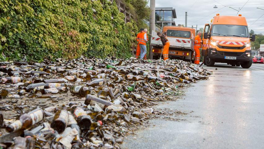 Unzureichend gesichert: Lastwagen verliert Bierkisten
