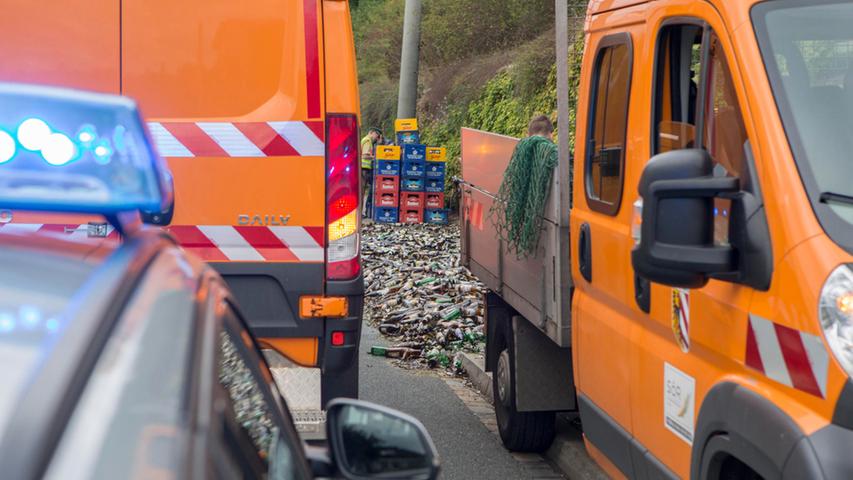 Unzureichend gesichert: Lastwagen verliert Bierkisten