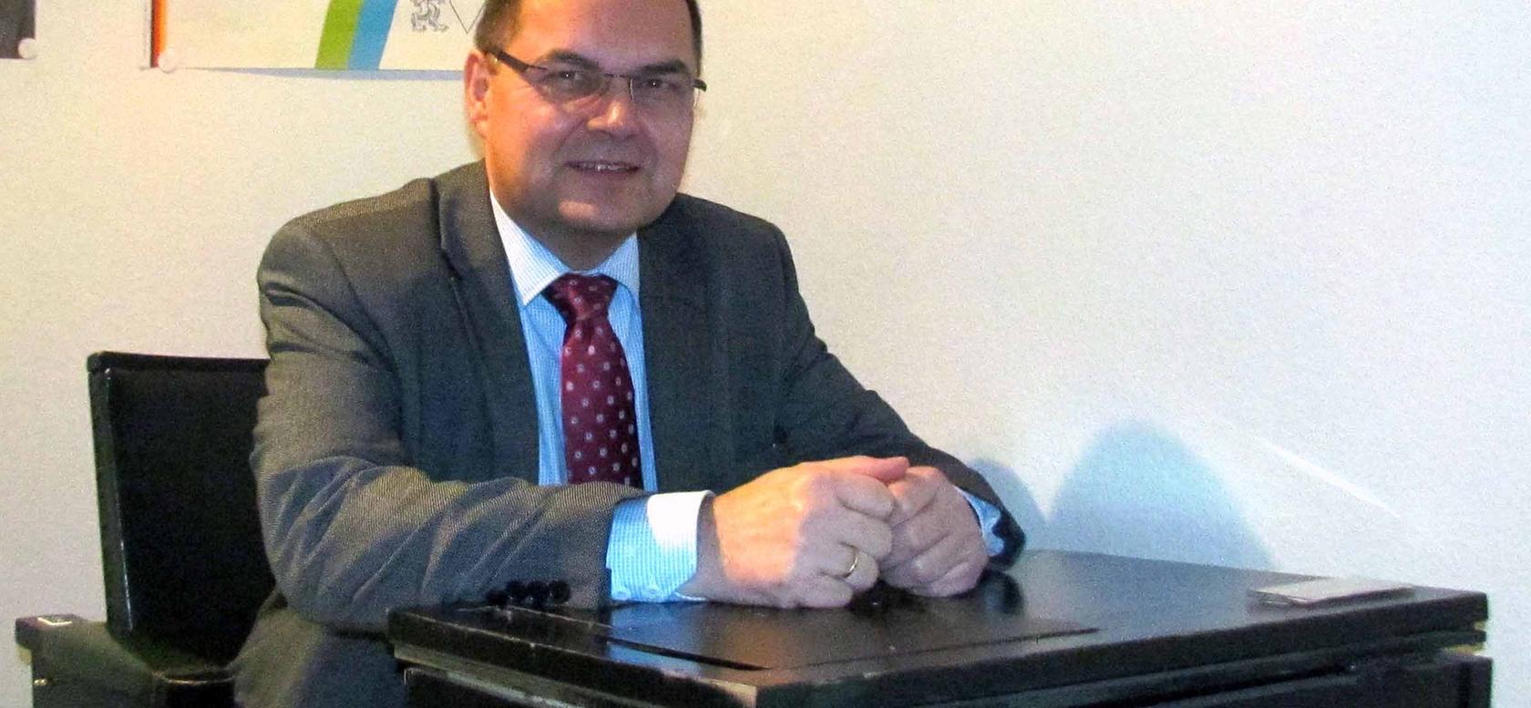 Der BDM-Kreisvorsitzende Peter Meyer erhebt massive Vorwürfe gegenüber Bundeslandwirtschaftsminister Christian Schmidt (hier am Abgeordnetenpult von Dr. Werner Dollinger, dem er in den Bundestag gefolgt war). Der BDM-Kreisvorsitzende Peter Meyer erhebt massive Vorwürfe gegenüber Bundeslandwirtschaftsminister Christian Schmidt (hier am Abgeordnetenpult von Dr. Werner Dollinger, dem er in den Bundestag gefolgt war).