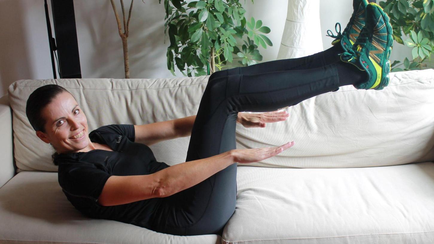 Bauchmuskeltraining kann man auf dem Sofa machen. Auf dem Boden ist's aber besser.