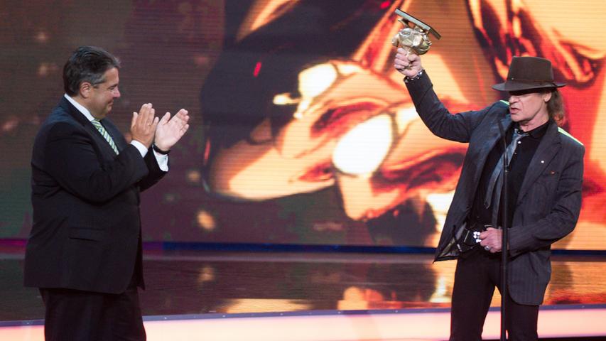 Im September 2015 dann die endgültige Krönung zum Rock-Titan: Udo Lindenberg erhält die 3,5 Kilo schwere "Goldene Henne" für sein Lebenswerk.