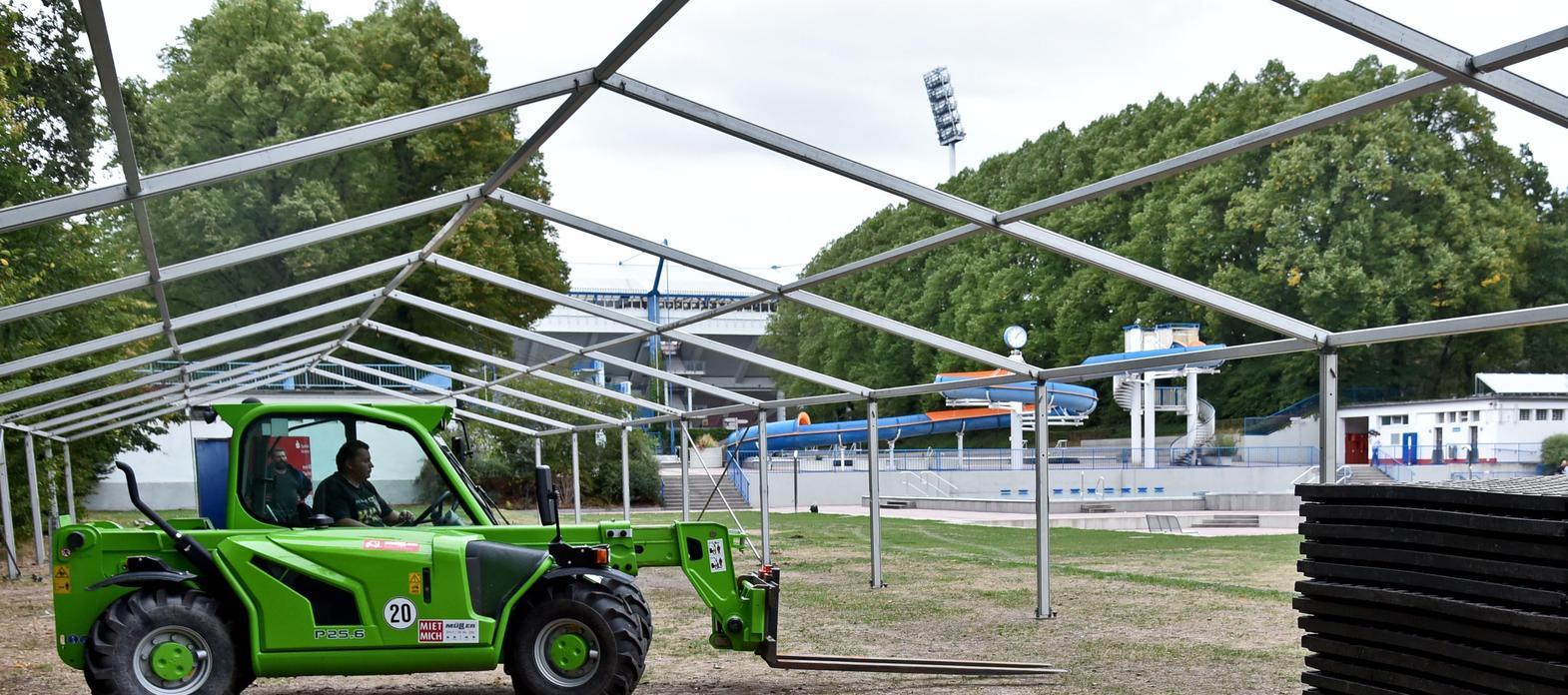 Flüchtlinge in Nürnberg: Im Stadionbad wächst eine Zeltstadt