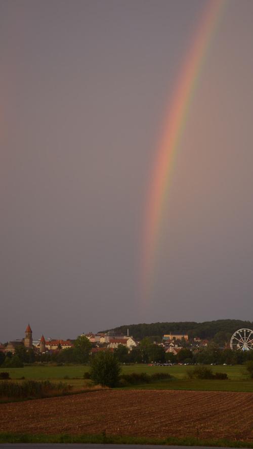 Prächtiges Farbenspiel: Zwei Regenbögen über Gunzenhausen