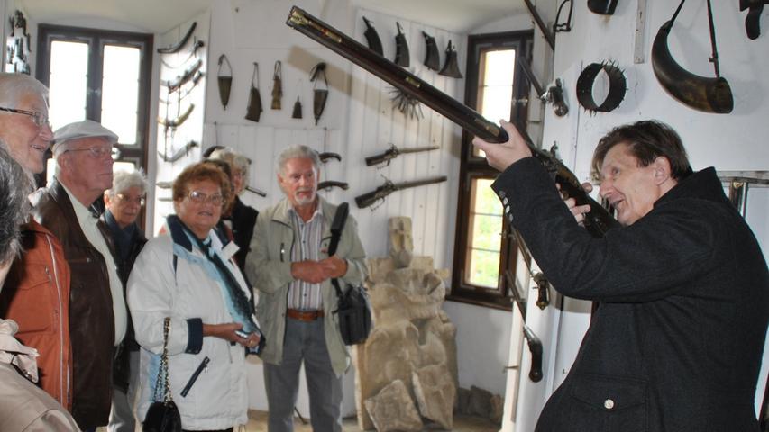 Gästeführer Reiner Benker zeigt einen Hinterlader, die erstmals bei Königgrätz eingesetzt wurden.