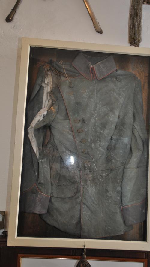 Eine Ulanenuniform aus dem ersten Weltkrieg mit Einschussloch. Klemens Schenk Graf von Stauffenberg trug sie und überlebte den Schuss in die Lunge.