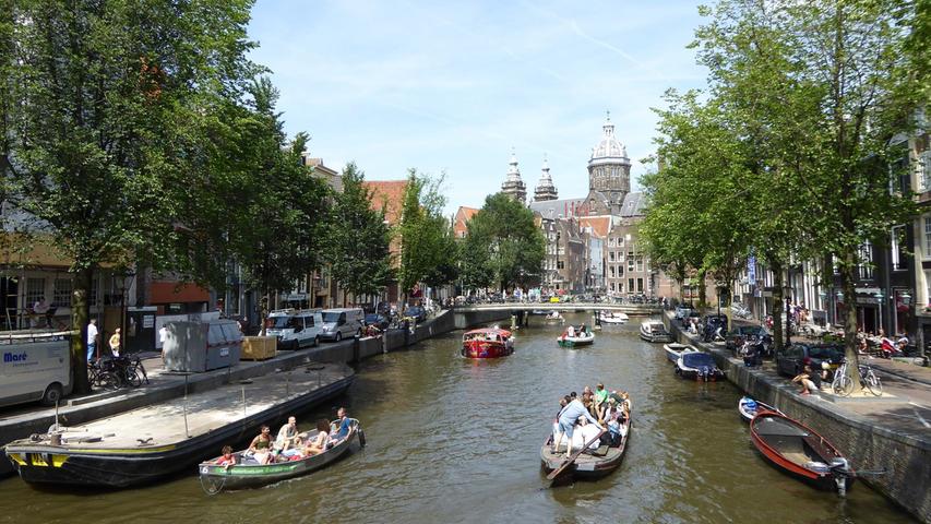Viele niederländische Städte wurden um die landestypischen Kanäle herum erbaut. Vor allem Amsterdam ist für seine anmutigen Grachten bekannt, nicht umsonst trägt die Stadt den Namen "Venedig des Nordens". Eine Bootsfahrt mit einem der zahlreichen Kähne gehört zum Pflichtprogramm der vielen Touristen.