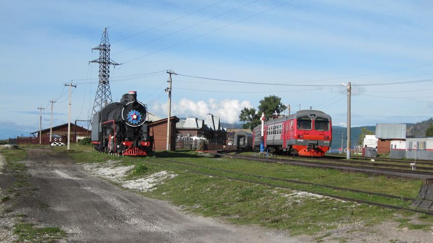 Der Bahnhof von Port Baikal am Baikalsee. Hierher fährt heute eine Museumsbahn, einst führte die Strecke der Transsibirischen Eisenbahn hier durch.