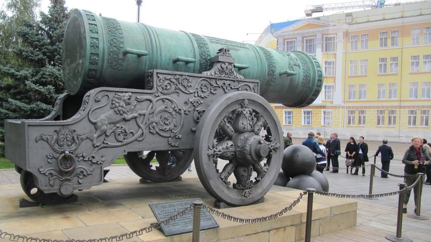 Die Kanone des Zaren im Kreml wurde angeblich nie abgefeuert. Sie wiegt fast 40 Tonnen.