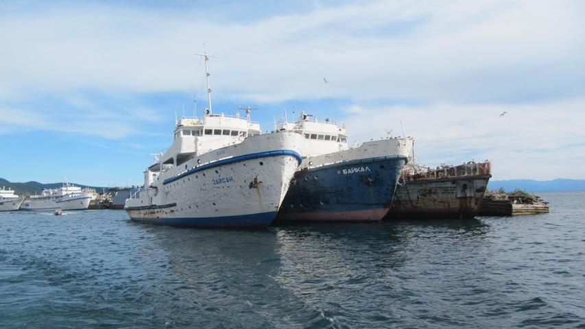 Schiffe im Baikalsee rosten vor sich hin.