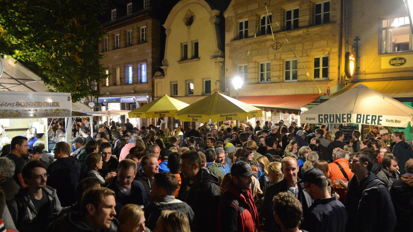 Traditionell lassen die Fürther den Grafflmarkt-Freitag gesellig ausklingen - wie hier in der Gustavstraße.