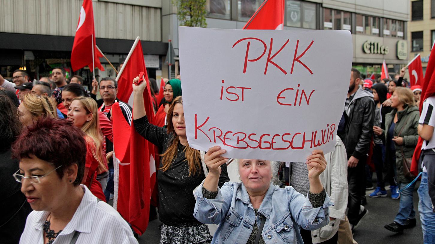 Sie sind gegen die PKK, gegen Terror in der Türkei: In Nürnberg gingen am Samstag etwa 2000 Menschen auf die Straße.