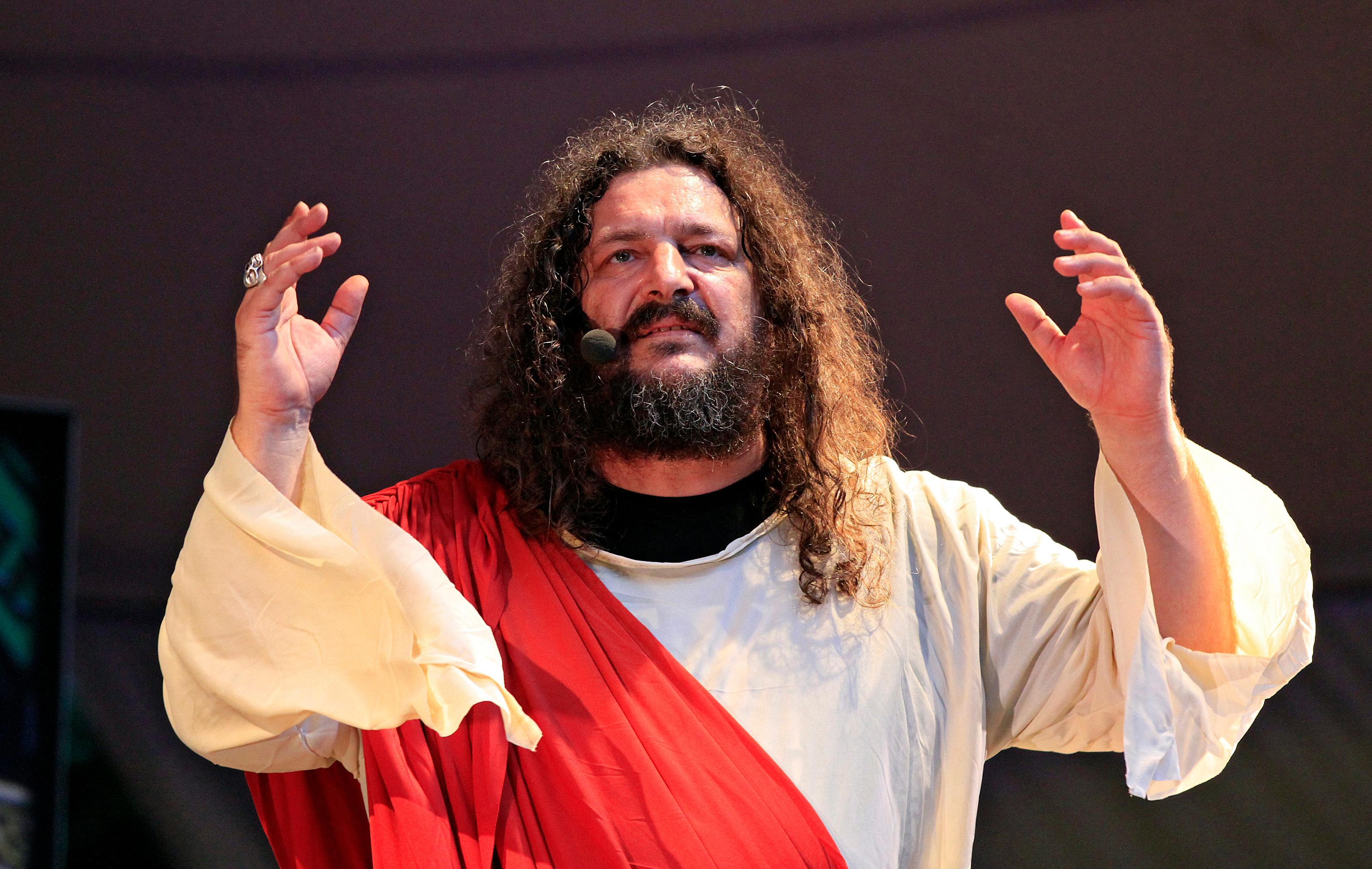 Die Rother Kulturfabrik begrüßt am Samstag, 20. November 2021, den Rock'n'Roll Jesus bei sich zu Hause auf dem Podium. Der Bembers wird ab 20 Uhr die Filetstückchen seiner letzten vier Soloprogramme servieren. 