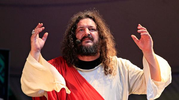 Die Rother Kulturfabrik begrüßt am Samstag, 20. November 2021, den Rock'n'Roll Jesus bei sich zu Hause auf dem Podium. Der Bembers wird ab 20 Uhr die Filetstückchen seiner letzten vier Soloprogramme servieren.