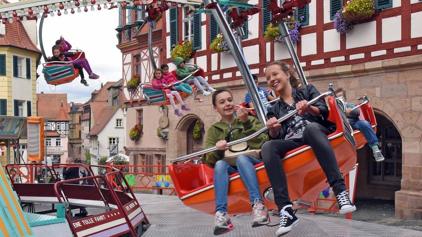 Musik und Spaß: Schwabacher Herbstkirchweih lockt zahlreiche Gäste an