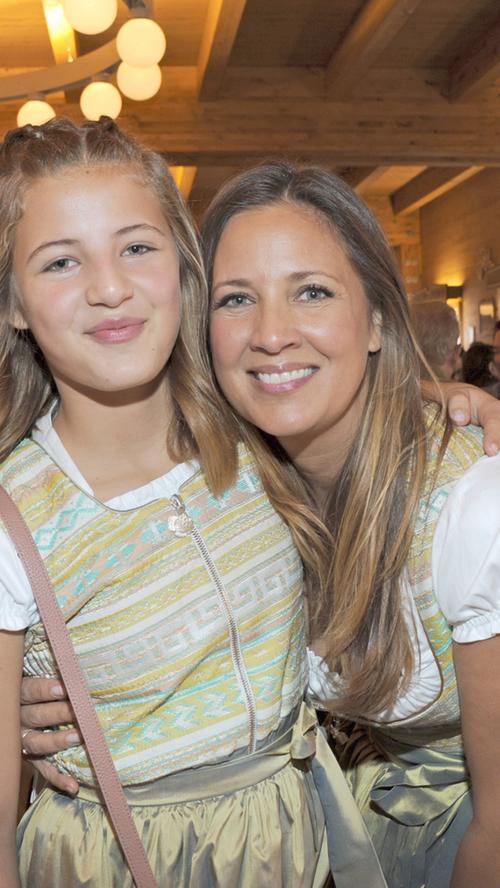 Ladies im Partnerlook: Dana Schweiger nahm ihre Tochter Emma mit zu Tiffanys im Schützen-Festzelt.