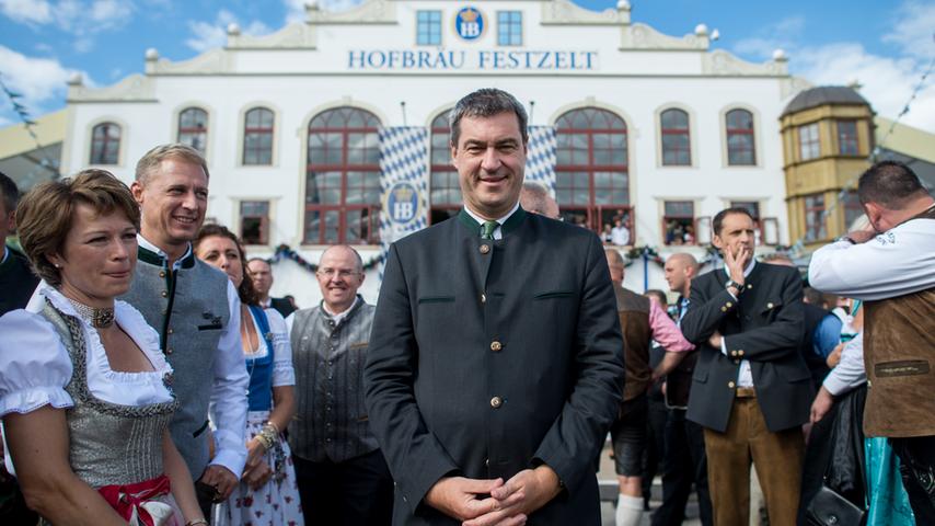 Finanzminister Markus Söder posierte stolz wie Oskar vor dem Hofbräu-Zelt.