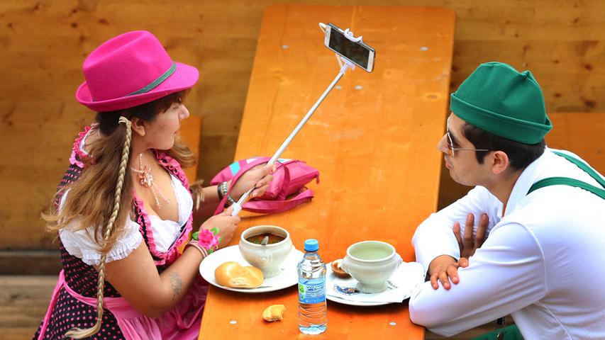 Vorm Suppe-Löffeln muss zuerst noch ein Selfie her. Während ihr Begleiter schon lange fertig ist mit dem Essen, versucht die Peruanerin noch das perfekte Bild für ihre Follower zu knipsen.
