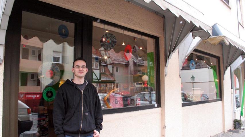 In der Oberen Schmiedgasse gibt es das "Kill-O-Zap". In seinem Laden verkauft Sebastian Wiedemann gebrauchte LPs, CDs, DVDs, Bücher und stylische Möbel und Accessoires aus vergangenen Zeiten.