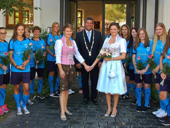 Kessy Schott (links) und Steffi Lieb (rechts) begründeten 2015 ihre Lebenspartnerschaft vor Bürgermeister Horst Kratzer. Zahlreiche Sportler und Kollegen der Polizei standen Spalier.
