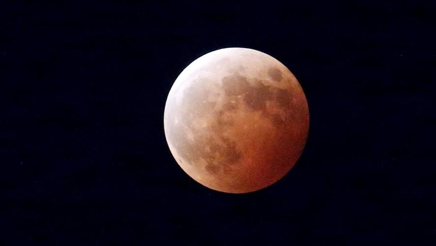 Ob und wie rot der Mond am Montagabend erstrahlt, steht noch in den Sternen. Fakt ist: Er wird anders aussehen als sonst. Ob und wie rot der Mond am Montagabend erstrahlt, steht noch in den Sternen. Fakt ist: Er wird anders aussehen als sonst.