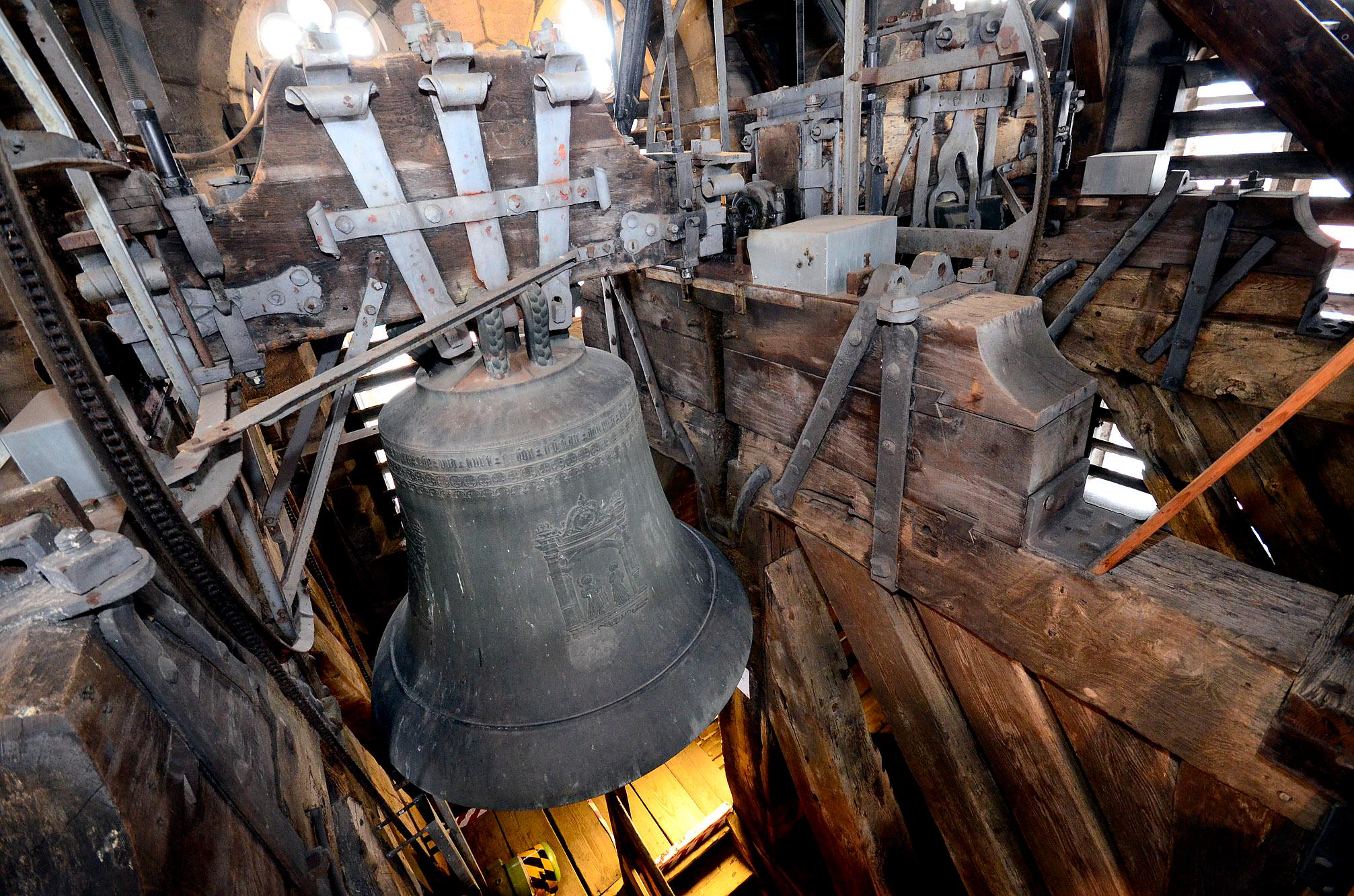 Stolze 16 Glocken enthält das Geläute der Lorenzkirche (im Bild die Tagmessglocke). Jede hat einen eigenen Namen, und so mancher klingt recht eigenwillig. Die "Garausglocke" etwa lässt Unerfreuliches vermuten, schließlich kennt man den Begriff vor allem im Zusammenhang mit "jemanden den Garaus machen". Dabei signalisiert die Glocke bis heute das Ende des Arbeitstages. Die Bezeichnung "Garaus" ist ein Synonym für das Ende des Tages. Da im Mittelalter die Möglichkeit zur künstlichen Beleuchtung nicht gegeben war, endete der Arbeitstag zwangsläufig mit dem Einbruch der Dunkelheit.