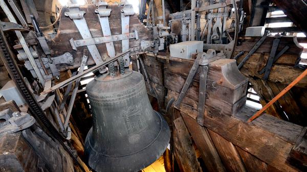 Stolze 16 Glocken enthält das Geläute der Lorenzkirche (im Bild die Tagmessglocke). Jede hat einen eigenen Namen, und so mancher klingt recht eigenwillig. Die "Garausglocke" etwa lässt Unerfreuliches vermuten, schließlich kennt man den Begriff vor allem im Zusammenhang mit "jemanden den Garaus machen". Dabei signalisiert die Glocke bis heute das Ende des Arbeitstages. Die Bezeichnung "Garaus" ist ein Synonym für das Ende des Tages. Da im Mittelalter die Möglichkeit zur künstlichen Beleuchtung nicht gegeben war, endete der Arbeitstag zwangsläufig mit dem Einbruch der Dunkelheit.