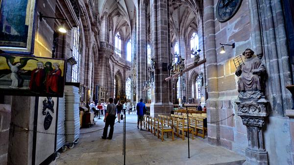 Und auch für die Innenausstattung der Kirche haben Geld und Einfluss keine unwesentliche Rolle gespielt: Die Seitenschiffe der Kirche wurden zwischen 1385 und 1430 erweitert - reiche Familien wie die Imhoffs, Fürers und Nützels wünschten sich für ihre Andachten Privatkapellen. Um diese anzubauen, brach man die Außenwand der Seitenschiffe auf und erweiterte die Mauern zu den Seiten hin.