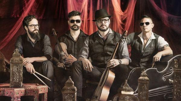 Die vier Musiker von Django 3000 haben einen Musikstil entwickelt, der irgendwo zwischen Pop und Folk liegt. Sie spielen schmissigen Zigeuner-Pop mit Gitarren, Geigen, Kontrabass, Schlagzeug und begeistern mit bayerischen Texten.