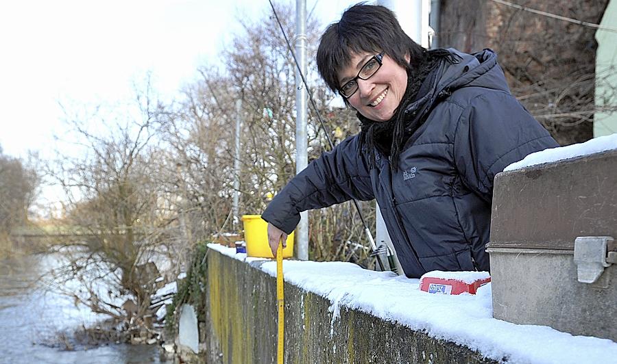 Kontrollmessung mit dem Zollstock: Wenn die Rednitz aus ihrem Flussbett steigt, schieben Andrea Huber und ihre Nachbarn auch Nachtwache. Kontrollmessung mit dem Zollstock: Wenn die Rednitz aus ihrem Flussbett steigt, schieben Andrea Huber und ihre Nachbarn auch Nachtwache.