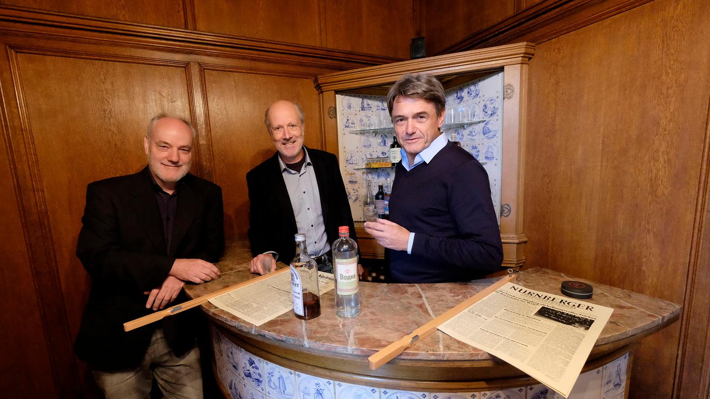 Am historischen Ort sieht man Wodka und Whiskey einträchtig in der Bar - Symbol für das enge Zusammenleben der Vertreter von Ost und West, die sich bald im Kalten Krieg zermürbten. Am historischen Ort sieht man Wodka und Whiskey einträchtig in der Bar - Symbol für das enge Zusammenleben der Vertreter von Ost und West, die sich bald im Kalten Krieg zermürbten.