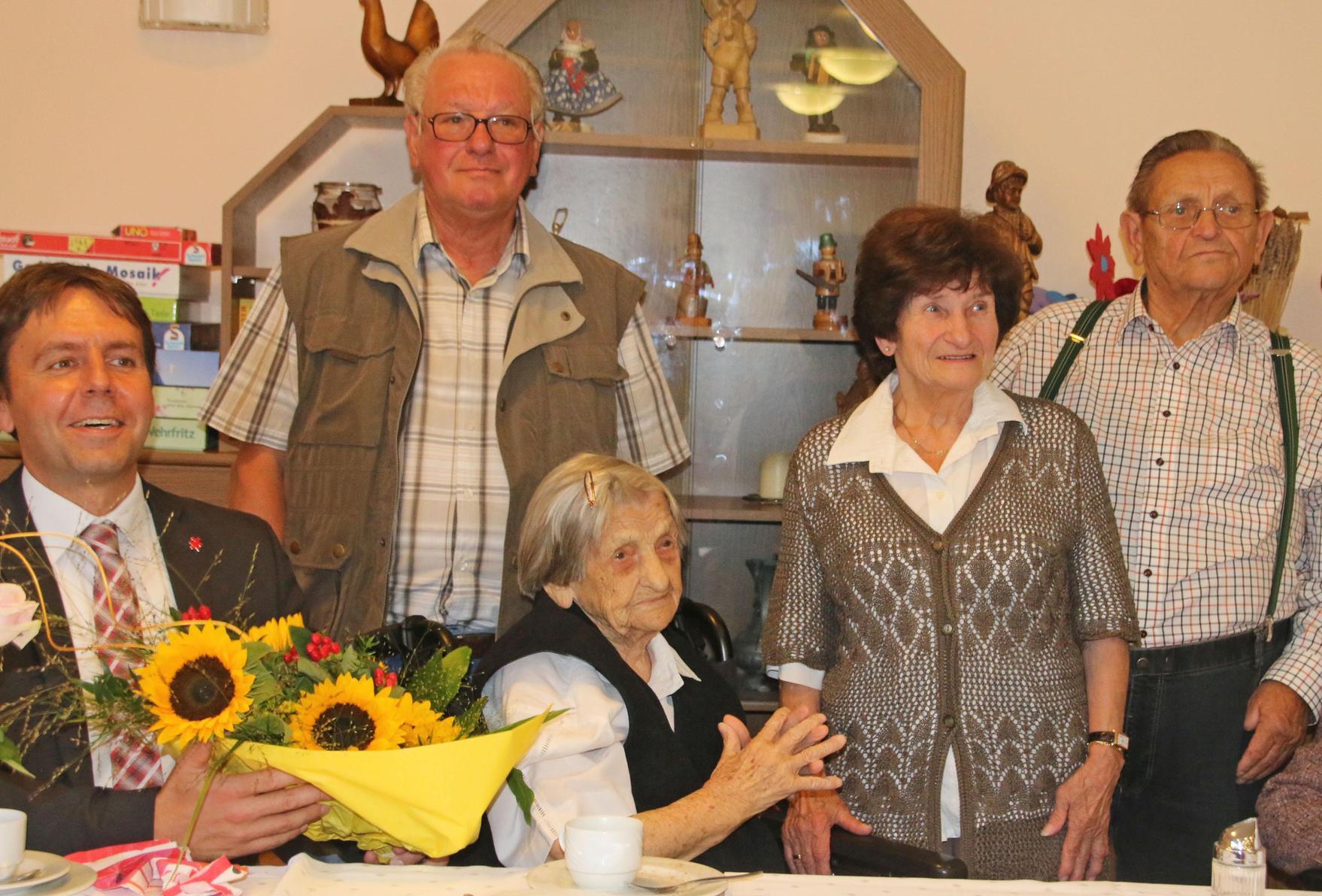 Mit 100 in der fröhlichen Geburtstagsrunde  Nordbayern