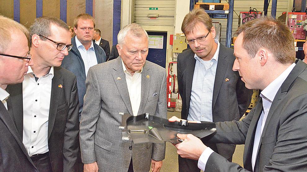 Hoher Besuch bei Nifco KTW in Weißenburg: Der Gouverneur von Georgia, Nathan Deal (Mitte), ließ sich von den Geschäftsführern Roland Furtmayr (rechts) und Karsten Schmidt (2. von links) das Unternehmen zeigen. Links mit im Bild ist Franz Karl, der Leiter des Qualitätsmanagements. Nifco KTW baut derzeit ein neues Werk in Toccoa in Georgia. Hoher Besuch bei Nifco KTW in Weißenburg: Der Gouverneur von Georgia, Nathan Deal (Mitte), ließ sich von den Geschäftsführern Roland Furtmayr (rechts) und Karsten Schmidt (2. von links) das Unternehmen zeigen. Links mit im Bild ist Franz Karl, der Leiter des Qualitätsmanagements. Nifco KTW baut derzeit ein neues Werk in Toccoa in Georgia.