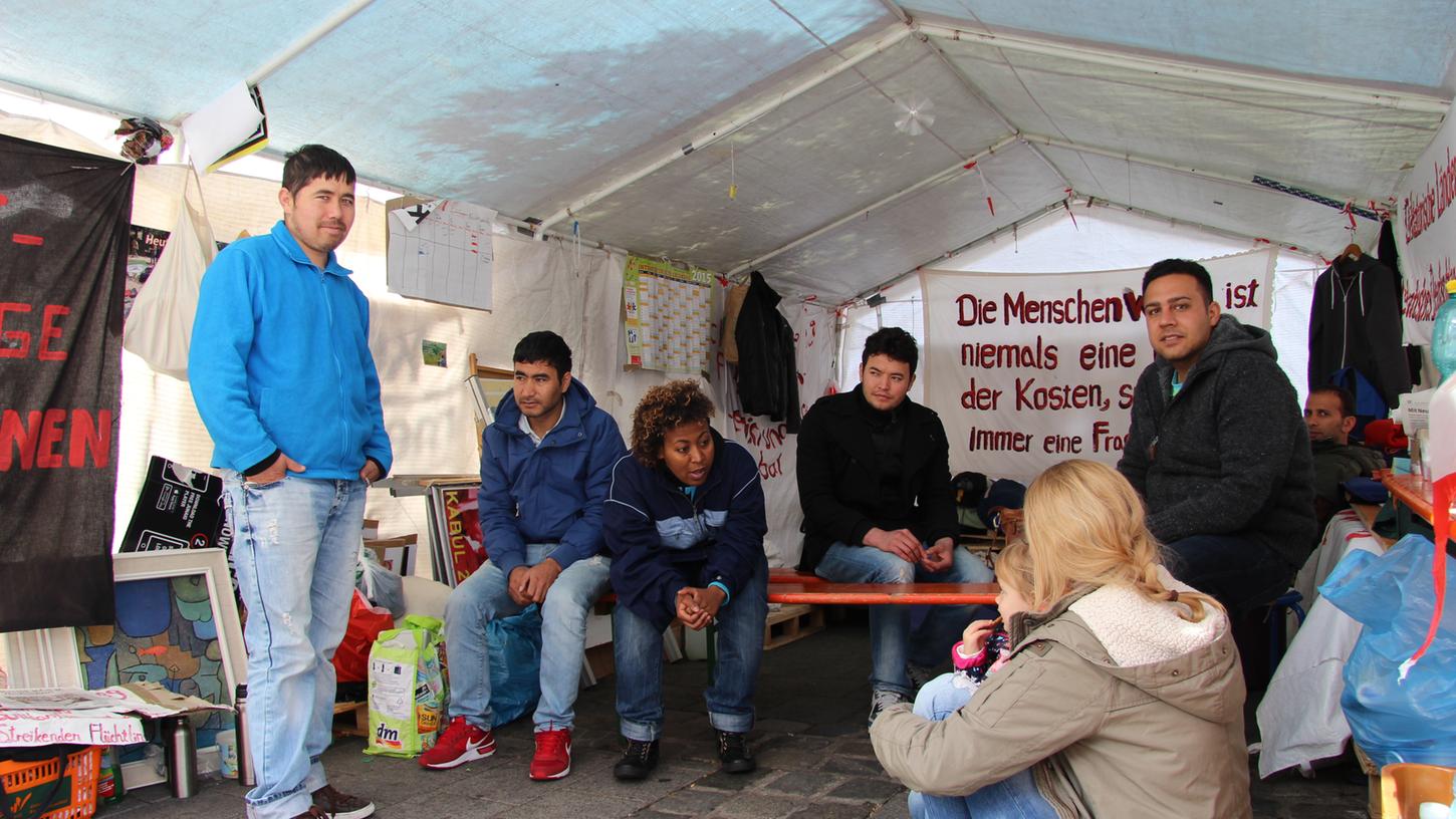 Hallplatz-Hungerstreik beendet: Flüchtlinge sind umgezogen