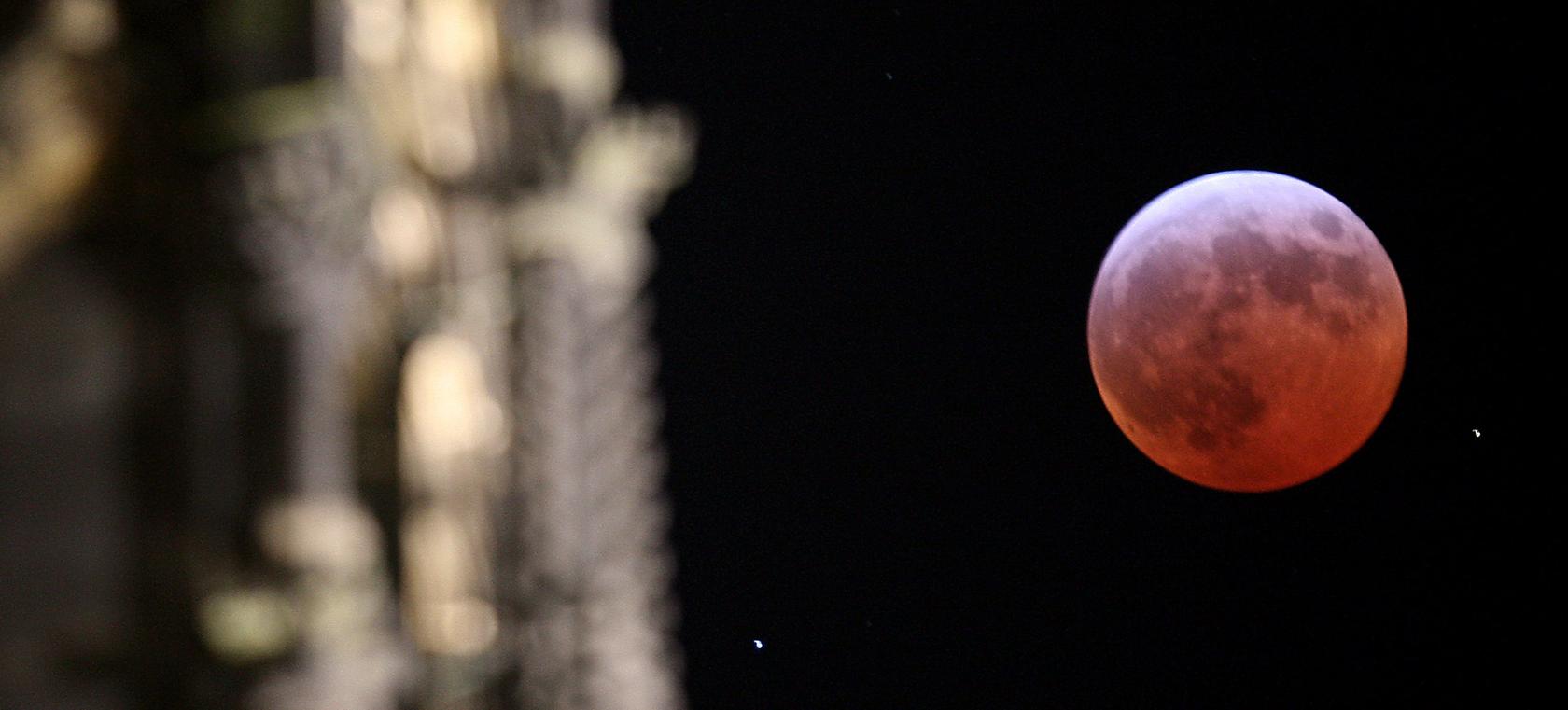 Seltener Anblick: Der Mond leuchtet am Freitagabend rot am Nachthimmel.