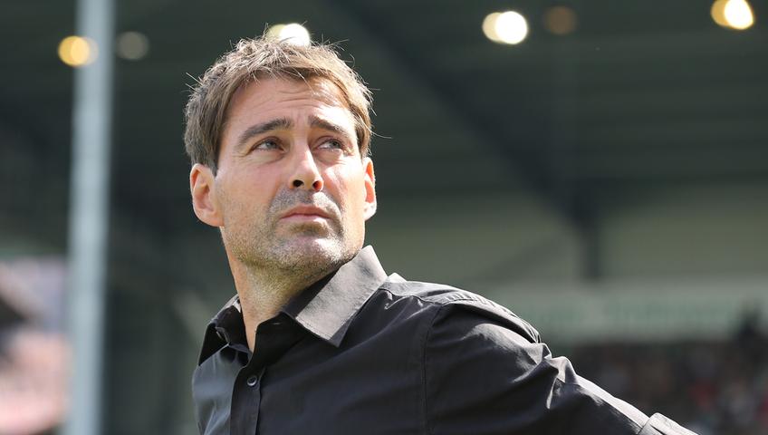Blick nach oben: Club-Trainer René Weiler weiß um die Schwere der heutigen Heimaufgabe. Blick nach oben: Club-Trainer René Weiler weiß um die Schwere der heutigen Heimaufgabe.
