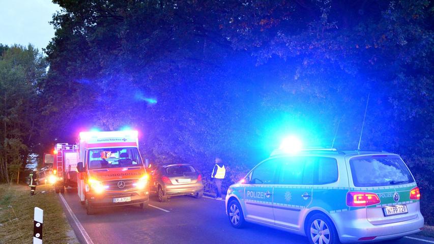 Schwerer Unfall Marloffstein: Auto kracht gegen Baum