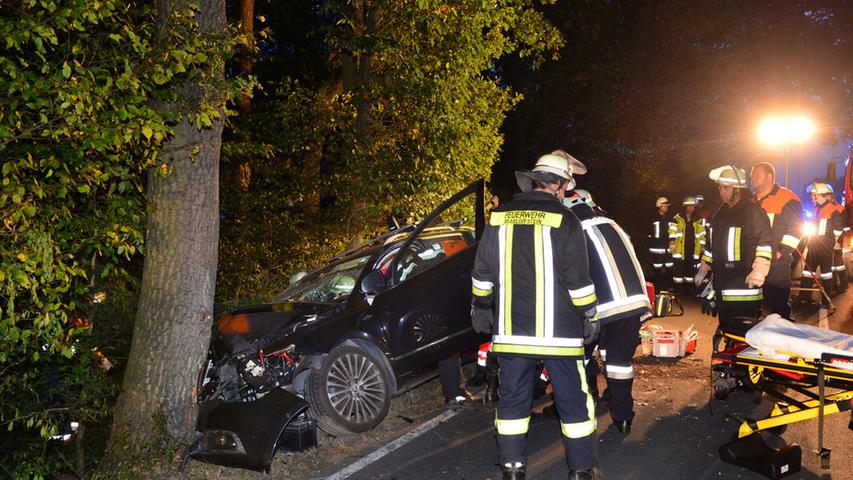 Schwerer Unfall Marloffstein: Auto kracht gegen Baum