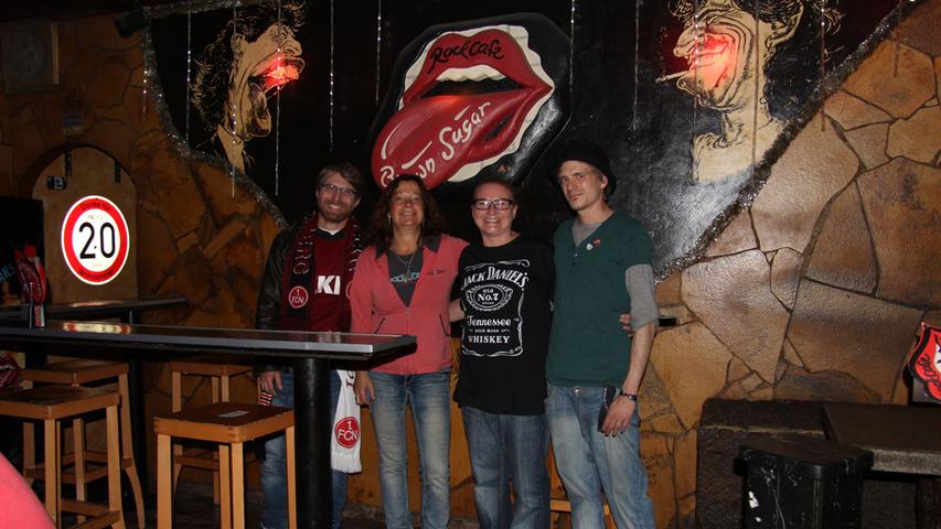 Seit sage und schreibe knapp 29 Jahren betreibt Wirtin Barbara (49, 2.v.l.) das Brown Sugar Rock Café in der Nürnberger Innenstadt. Doch auch wenn Rockfans wie Stammgast Theo (29, links) hier überwiegen, sind laut Barbara "alle Schichten vertreten. Von Jung bis Alt kommen sie zu uns". Neben der einmaligen Rock'n'Roll-Atmosphäre bietet das Brown Sugar einmal in der Woche auch noch Live-Musik an. "Das ist eine richtige Rockerkneipe. Du findest hier nur spitzen Leute, fast wie eine Familie", lobt Theo, der seit über zwei Jahren rund drei mal die Woche vorbeischaut, sein Stammlokal. "Es ist einfach schön hier und wir sind richtig gute Freunde geworden". Seit sage und schreibe knapp 29 Jahren betreibt Wirtin Barbara (49, 2.v.l.) das Brown Sugar Rock Café in der Nürnberger Innenstadt. Doch auch wenn Rockfans wie Stammgast Theo (29, links) hier überwiegen, sind laut Barbara "alle Schichten vertreten. Von Jung bis Alt kommen sie zu uns". Neben der einmaligen Rock'n'Roll-Atmosphäre bietet das Brown Sugar einmal in der Woche auch noch Live-Musik an. "Das ist eine richtige Rockerkneipe. Du findest hier nur spitzen Leute, fast wie eine Familie", lobt Theo, der seit über zwei Jahren rund drei mal die Woche vorbeischaut, sein Stammlokal. "Es ist einfach schön hier und wir sind richtig gute Freunde geworden".