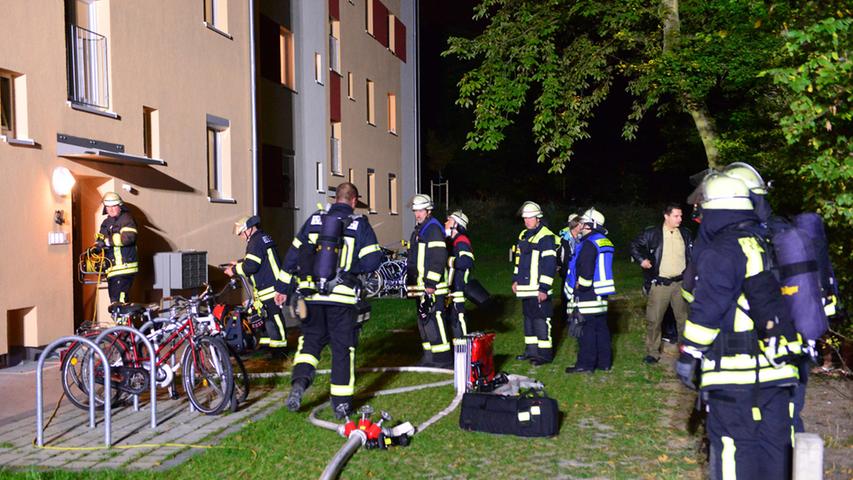 Zwei Verletzte: Großeinsatz nach Zimmerbrand in Erlangen-Bruck