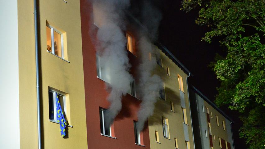 Zwei Verletzte: Großeinsatz nach Zimmerbrand in Erlangen-Bruck 