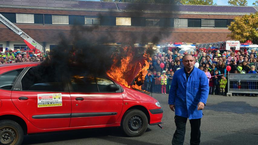 Brennende Autos beim Tag der offenen Tür der Feuerwehr Erlangen 