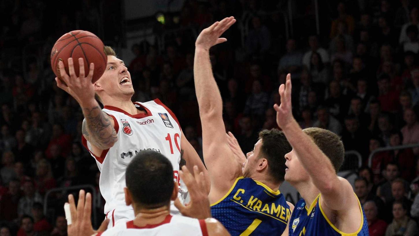 Daniel Theis feiert mit den Brose Baskets Bamberg den ersten Titel der neuen Saison.