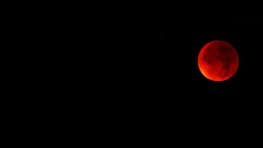 Wie rot der Mond in dieser Nacht wirklich war, wird auf diesem Foto deutlich: Blutrot!