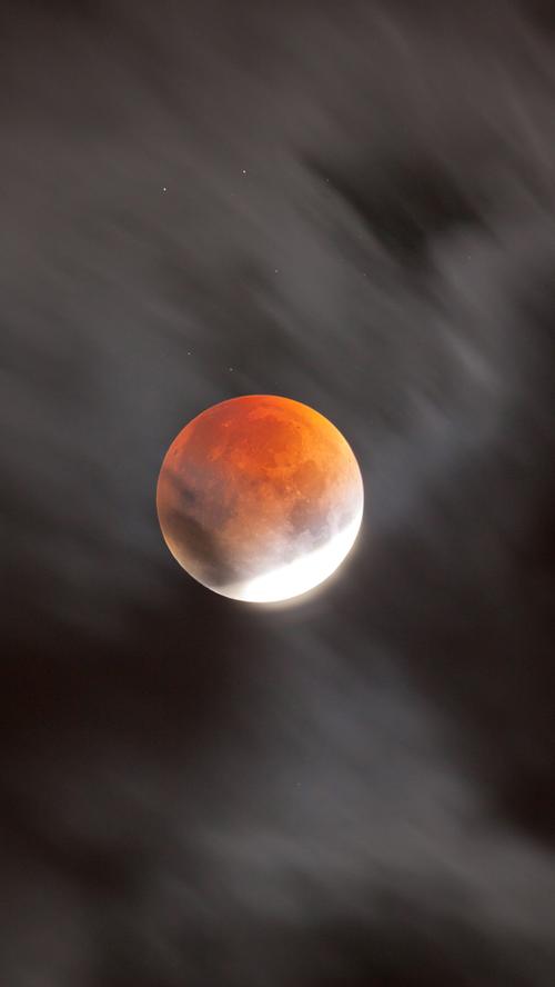 Dieses Bild zeigt den Mond hinter schnellziehenden Wolken aufgenommen wurde es in Hemhofen von Andreas Alzner.