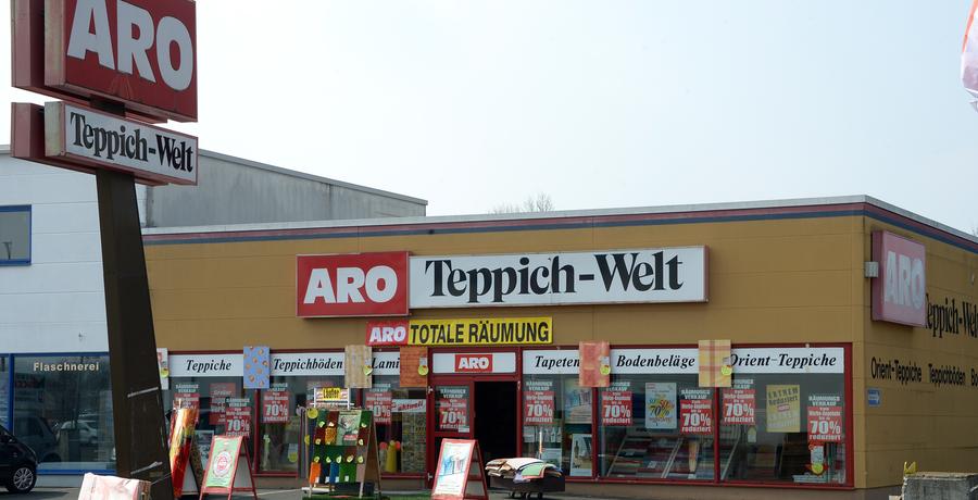 1956 gegründet, entwickelte sich Aro bis in die 90er Jahre zu einer Holding mit über 100 Filialen und fast 1200 Mitarbeitern. Im Jahr 2008 sank der Umsatz dann erstmals unter 100 Millionen Euro, erste Gerüchte über verspätete Lohnzahlungen machten die Runde. Edle Orientteppiche, mit denen Aro einst fast 30 Prozent seines Umsatzes machte, sind aus der Mode, Teppichbeläge wurden in der Gunst der Käufer von Kork-, Laminat-, Vinyl- und Parkettböden abgelöst. Im Jahr 2012 betrug der Umsatz nur noch 45 Millionen Euro, die Holding rutschte in die roten Zahlen. Unternehmer Michael A. Roth zog die Reißleine, versuchte 2013 ein Insolvenzverfahren in Eigenregie. Diese relativ neue Spielart im Insolvenzrecht ermöglichte ihm die Entschuldung. Im August 2015 musste die Öffentlichkeit ein Déjà-vu erleben: Die Firma stellte erneut Insolvenzantrag. Alle Aro-Filialen sind mittlerweile geschlossen. Dennoch startet die Familie unter dem Namen "Roth" einen Neubeginn mit dem gleichen Geschäftsmodell.