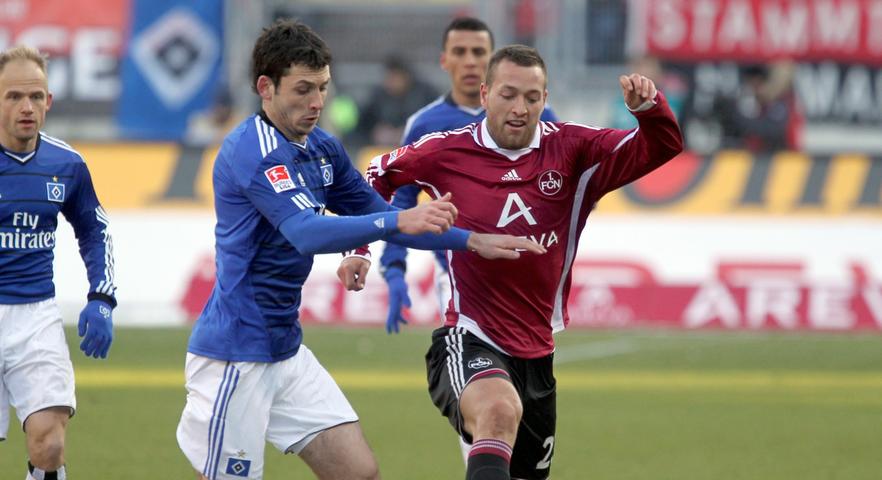 Ende Januar 2011 besiegt der 1. FC Nürnberg den HSV auf eigenem Platz mit 2:0, der erste Erfolg gegen die Hanseaten seit fünf Jahren. In einer von beiden Teams verhalten geführten Anfangsphase wirken dabei Club-Angreifer Julian Schieber und auch noch Hamburgs Gojko Kacar mit.