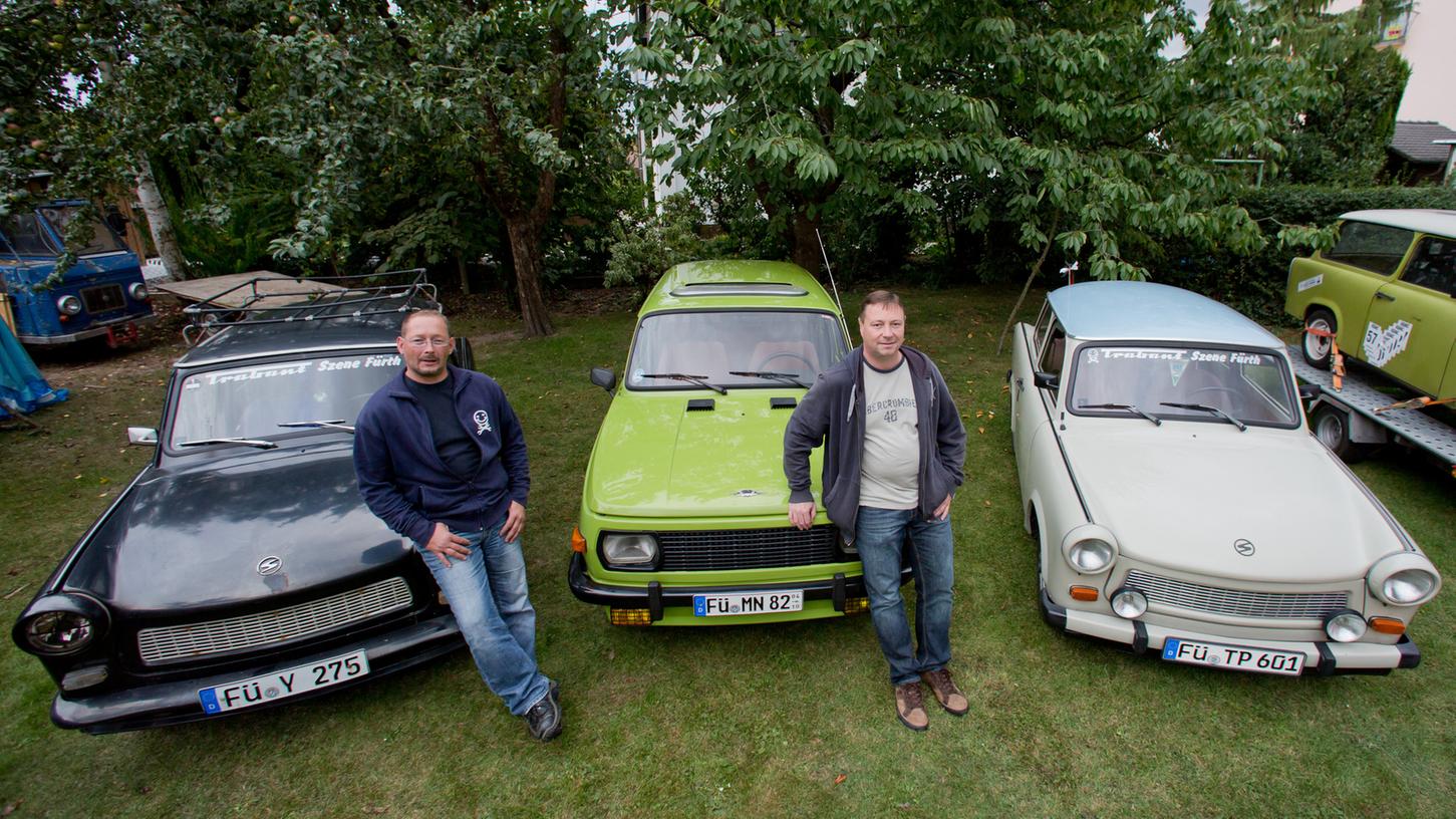 Burkhart Fischer (links) und Daniel Wiedl, Mitglieder der Trabant-Szene-Fürthpräsentieren ihre Schmuckstücke: Ein Trabant 601, ein Wartburg Tourist 353 W und ein Trabant 601 S. (v.l.n.r.).