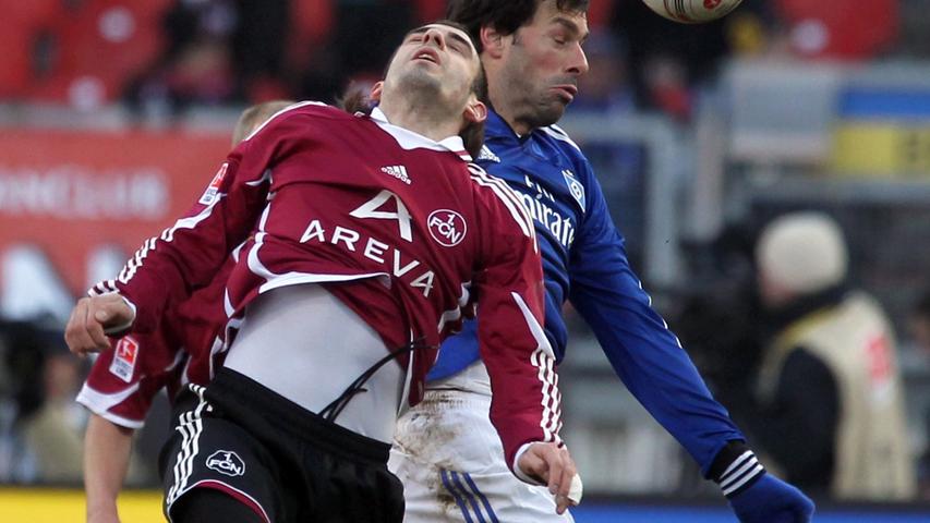 Javier Pinola steigt in die Luft, um sich mit Ruud van Nistelrooy im Kopfball-Duell auseinanderzusetzen.